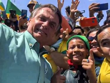 Abraçado por multidão na Bahia, Bolsonaro dá provas de que o ‘vira voto’ já é realidade no Nordeste