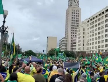 O protesto pela liberdade diante de Panteão de Duque de Caxias no RJ (veja o vídeo)