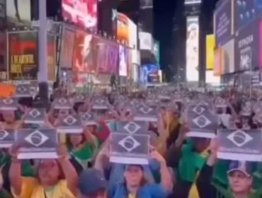 Na ‘saideira’ de ministros, brasileiros protestam na Times Square em NY (veja o vídeo)