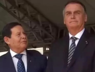 A conversa intrigante ao 'pé do ouvido' com General Mourão na primeira aparição pública de Bolsonaro