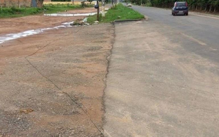 Obra de R$ 200 mil é feita pela metade e avenida forma 'piscina' após chuva