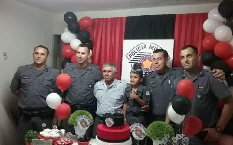 Menino de 6 anos ganha uniforme da Polícia Militar de aniversário