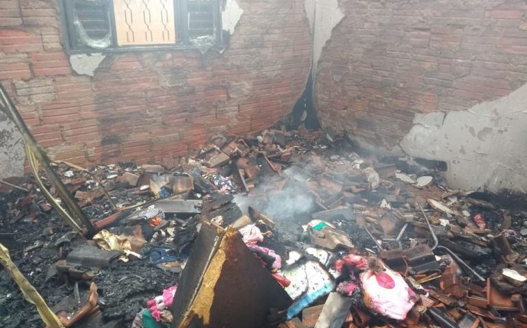 Mulher diz que incêndio que destruiu casa foi provocado pelo ex: 'Me ameaça sempre'