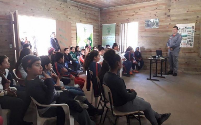 Bombeiros ministram palestra sobre queimadas a alunos de escola municipal