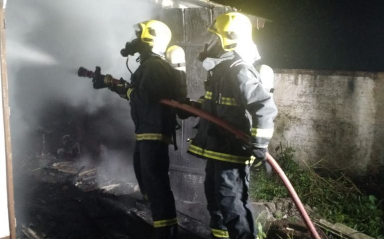 Casa pega fogo durante a madrugada na área central de Arandu