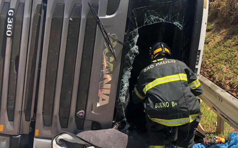 Caminhoneiro tem ferimentos graves após veículo tombar em rodovia de Itaí