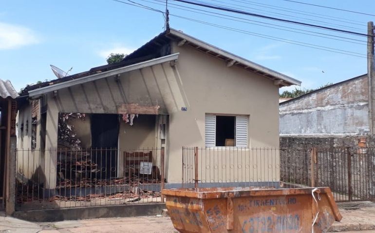 Casa de mãe e filho idosos pega fogo em Avaré