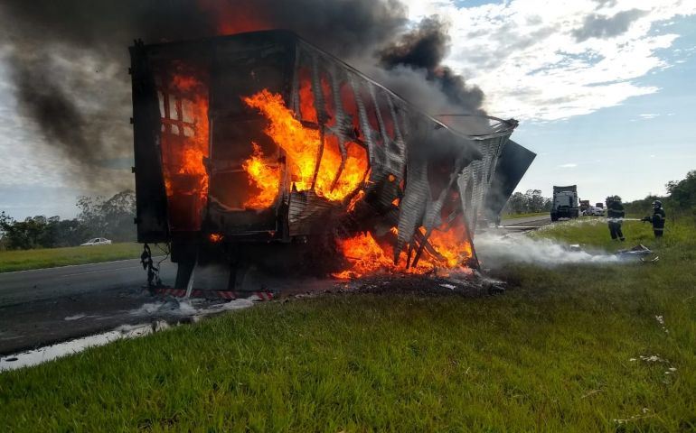 Carreta fica destruída após pegar fogo na Rodovia Castello Branco