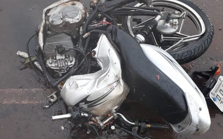 Motociclista morre após bater de frente com caminhão em rodovia de Paranapanema