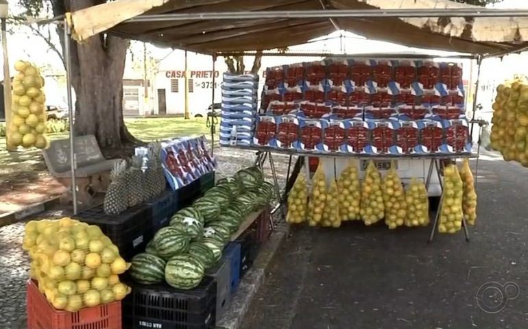 Vendedor de hortifrúti passa a fazer 'delivery' para driblar queda nas vendas: 'Mudou a situação'