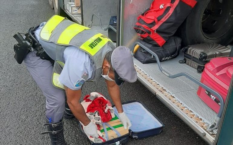 Passageiro de ônibus é preso ao transportar tabletes de maconha em mala