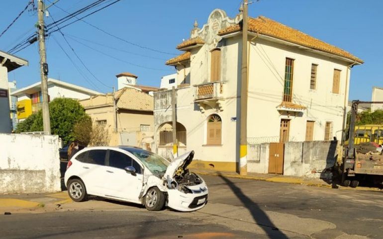 Caminhão perde freio e atinge carros no Centro de Avaré