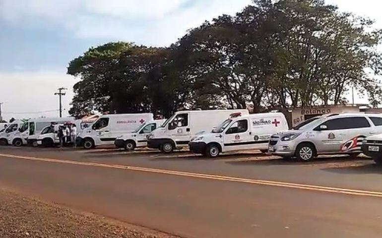 Motoristas de ambulância fazem carreata em homenagem a colega morto por Covid-19