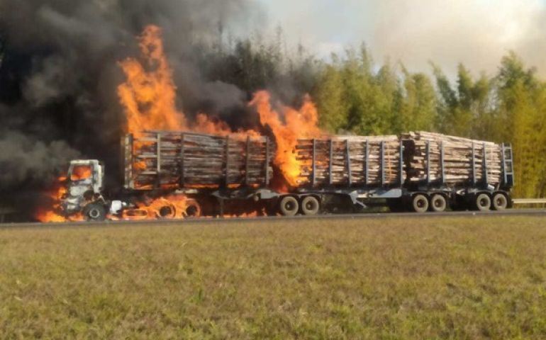 Bitrem carregado com madeira pega fogo na Rodovia Castello Branco em Avaré