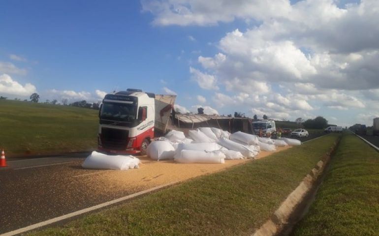 Caminhão carregado com milho tomba em rodovia de Avaré e carga fica espalhada em pista