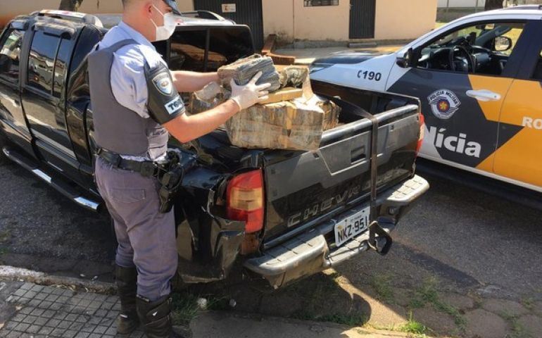 Polícia Rodoviária apreende mais de 200 quilos de maconha após caminhonete capotar em rodovia