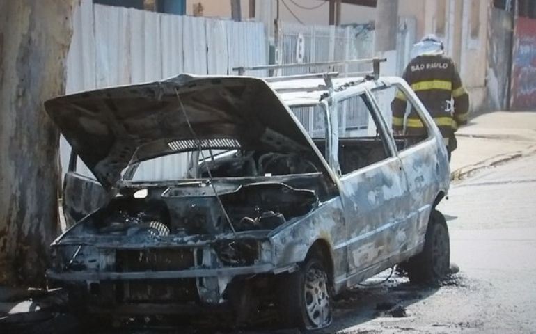 Carro fica destruído após pegar fogo na área central de Itapetininga