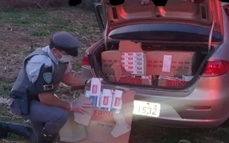 PM apreende maços de cigarros contrabandeados em abordagem a veículo na Rodovia Raposo Tavares