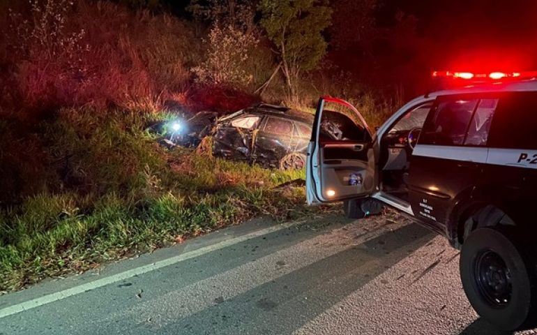 Homem morre ao ser arremessado de carro de luxo em capotamento em rodovia do interior de SP