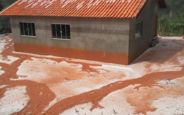 Moradores registram pedras de gelo após chuva na região de Itapetininga