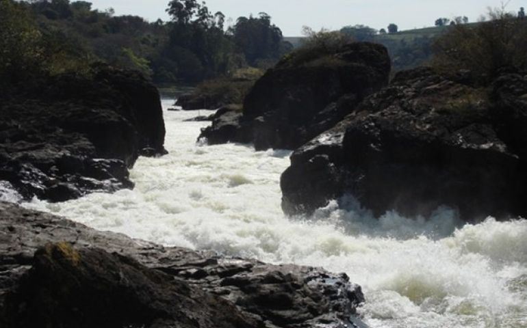 Comportas abertas de represa deixam homens ilhados em pedras no rio Paranapanema