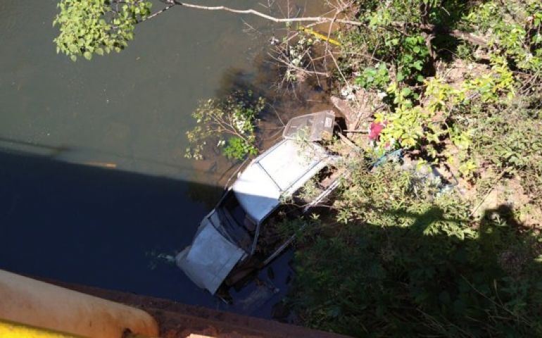 Carro perde freio, cai de ponte e vai parar em rio às margens de estrada vicinal em Iaras