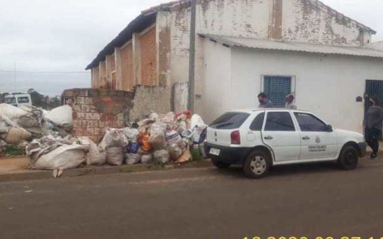 DEPÓSITO DE RECICLAGEM A CÉU ABERTO INCOMODA MORADORES EM AVARÉ