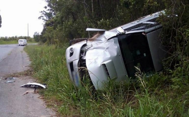 Dupla rouba caminhonete de sítio e capota veículo durante a fuga em Pilar do Sul