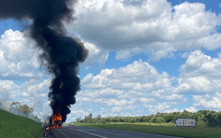 Caminhão que transportava cerveja pega fogo em rodovia de Iaras