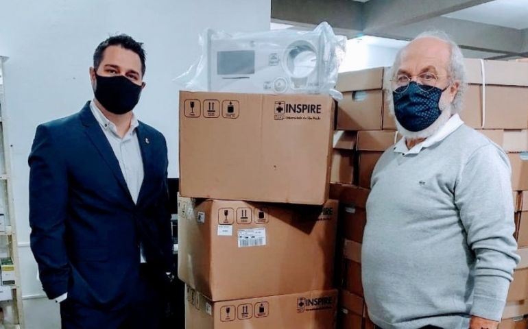 Vereador entrega ventiladores pulmonares para Santa Casa