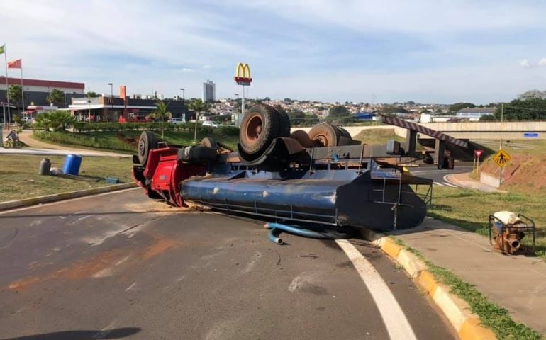 Caminhão-pipa tomba e motorista fica ferido em Avaré