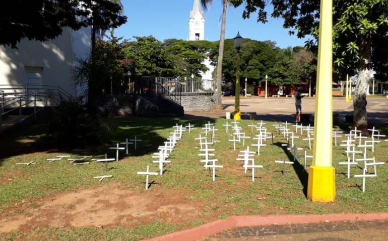 Ontem cruzes foram colocadas em frente ao Paço Municipal