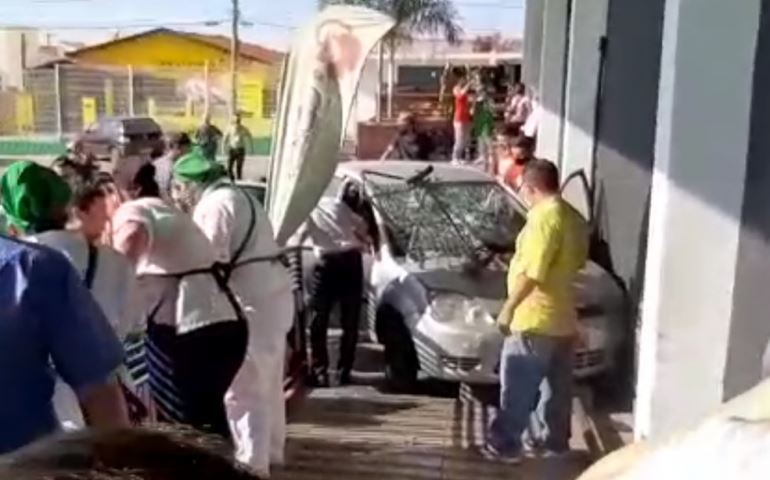 Motorista perde controle da direção e atinge parede de supermercado em Avaré