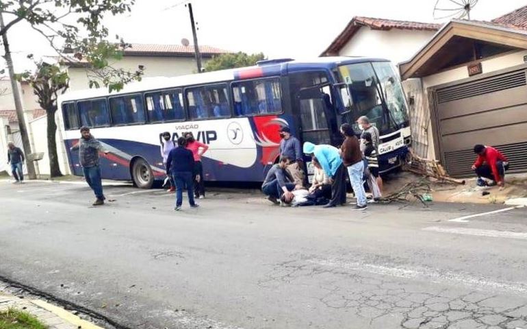 Motorista de ônibus passa mal e passageiro assume a direção, mas não evita batida em muro de casa