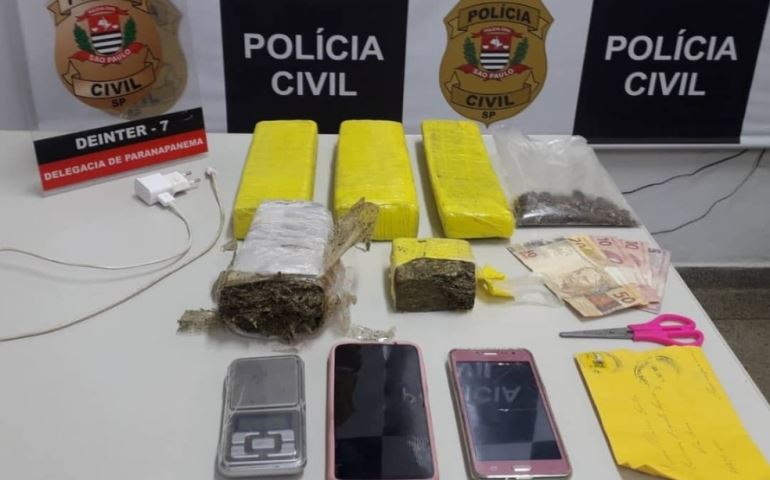 Mulher suspeita de tráfico de drogas é presa com tijolos de maconha dentro de casa em Paranapanema