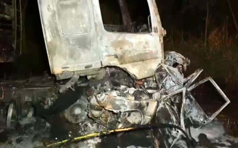 Motorista de carro morre carbonizado em acidente com carreta que transportava porcos em Piraju