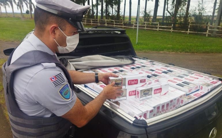 Idoso é preso por transportar caixas de cigarros contrabandeados em rodovia de Itapetininga