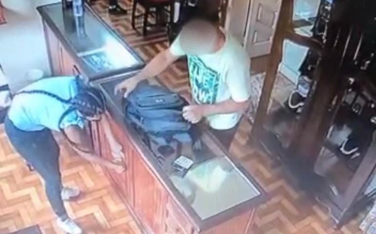 Criminosos se passam por clientes e assaltam joalheria em Avaré