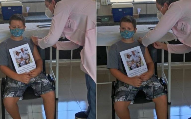 Menino de 7 anos toma vacina e faz homenagem aos avós que morreram de Covid: 