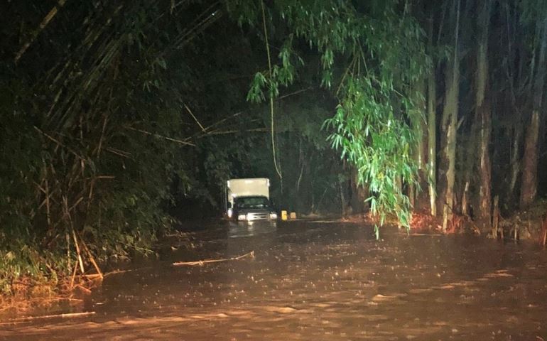 Família fica ilhada após caminhonete parar de funcionar em ponte alagada no interior de SP