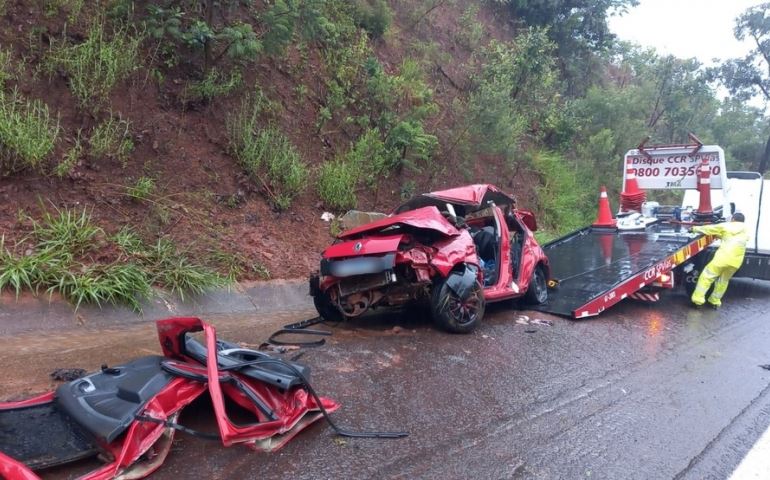 Mãe e filho ficam feridos após carro capotar em rodovia de Avaré