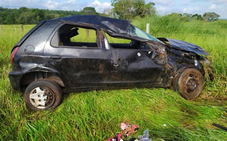 Carro capota e deixa pessoas feridas na SP-255 em Avaré