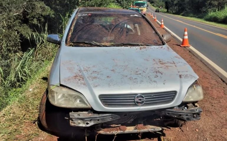 Carro cai em ribanceira após motorista perder controle da direção em rodovia no interior de SP