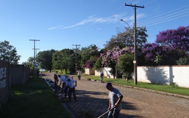 Capinação e limpeza de áreas verdes continuam durante o Carnaval