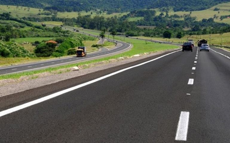 Caminhoneiro é rendido durante assalto na Rodovia Castelo Branco