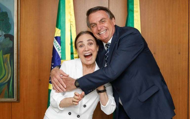 Regina Duarte deixa a Secretaria da Cultura, mas continua no governo