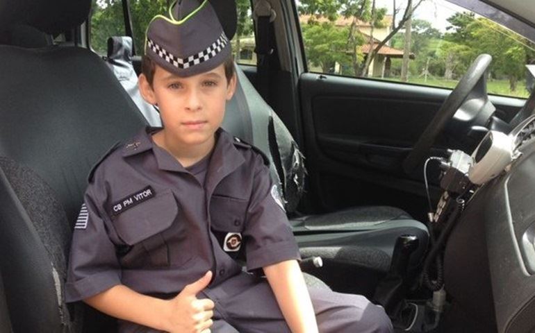 Filho de PM morto ganha farda em homenagem e sonha em ser policial