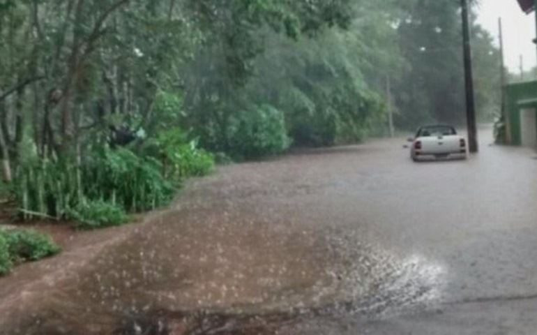 Bairro tem alagamento após obras na SP-255, dizem moradores de Avaré