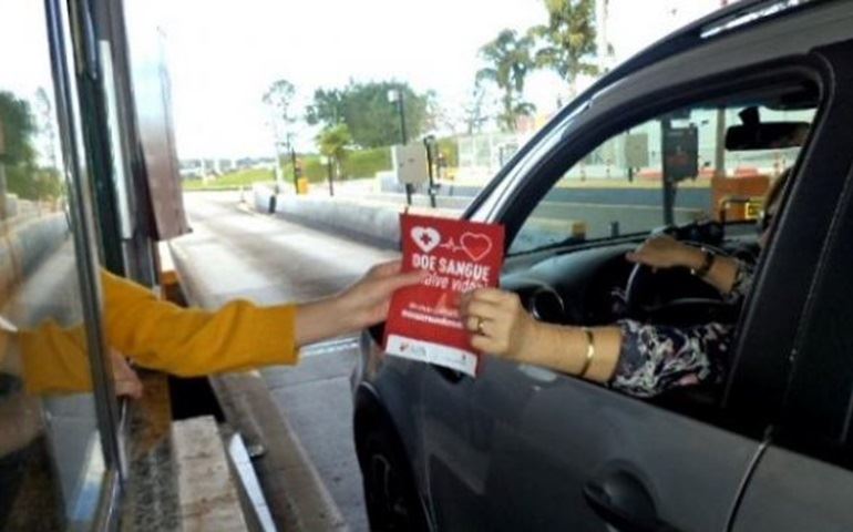 Instituto CCR, CCR SPVias e Artesp distribuem panfletos da campanha Junho Vermelho