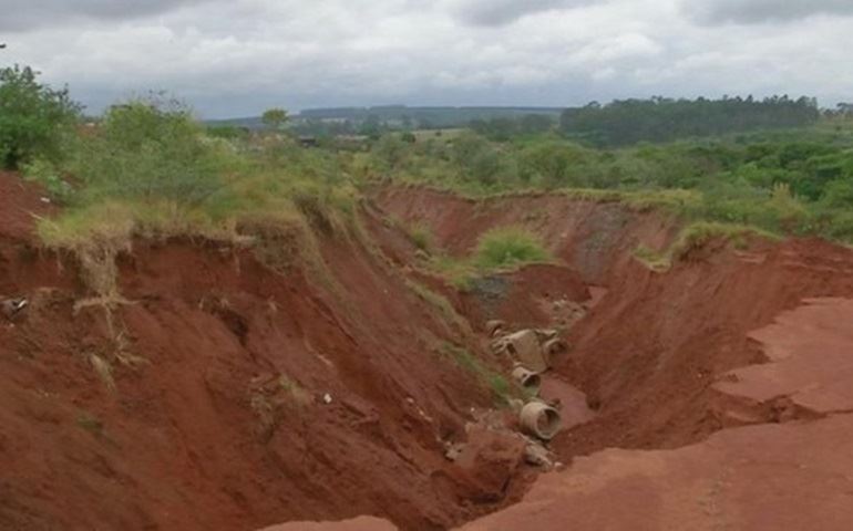 Cratera aberta há anos preocupa moradores de bairro em Avaré